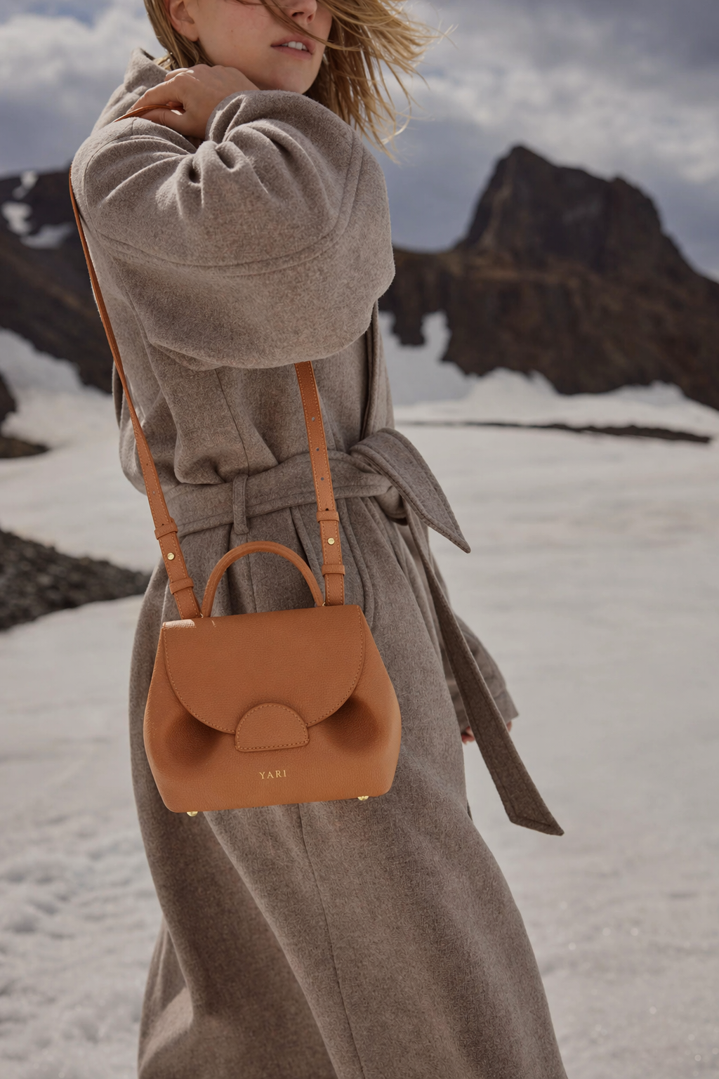 Elegant Minimalist Tan Leather Crossbody Top-Handle Handbag for Women – Structured Everyday Shoulder Purse with Adjustable Strap, Gold Hardware & Timeless Chic Design