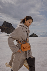 Elegant Minimalist Tan Leather Crossbody Top-Handle Handbag for Women – Structured Everyday Shoulder Purse with Adjustable Strap, Gold Hardware & Timeless Chic Design
