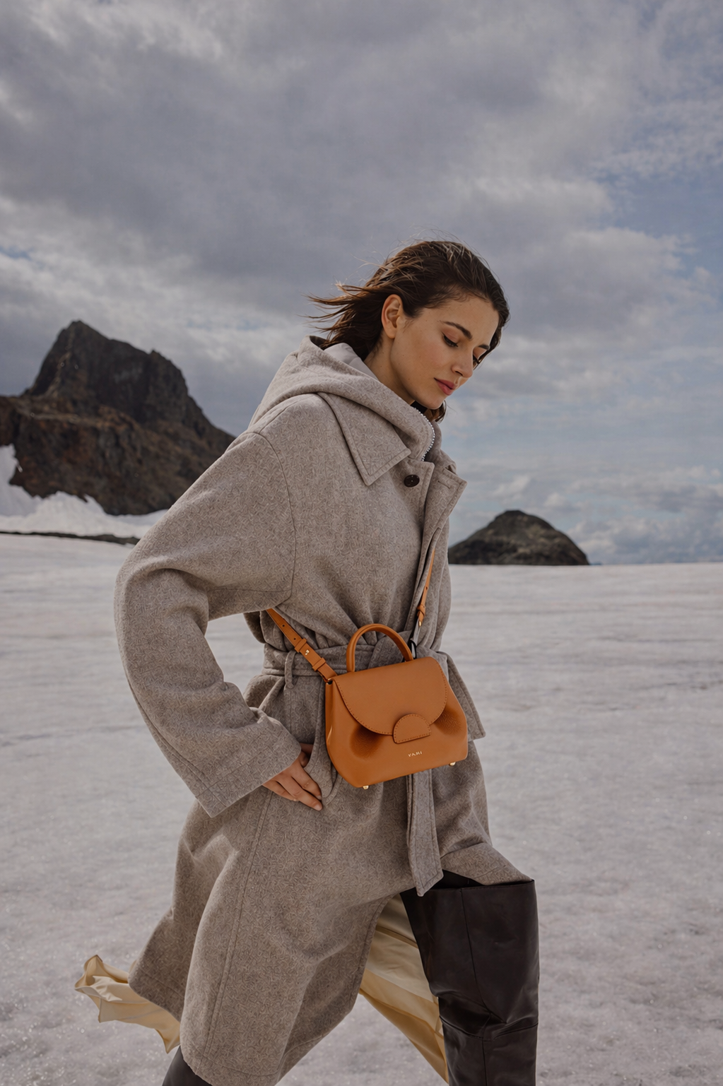 Elegant Minimalist Tan Leather Crossbody Top-Handle Handbag for Women – Structured Everyday Shoulder Purse with Adjustable Strap, Gold Hardware & Timeless Chic Design